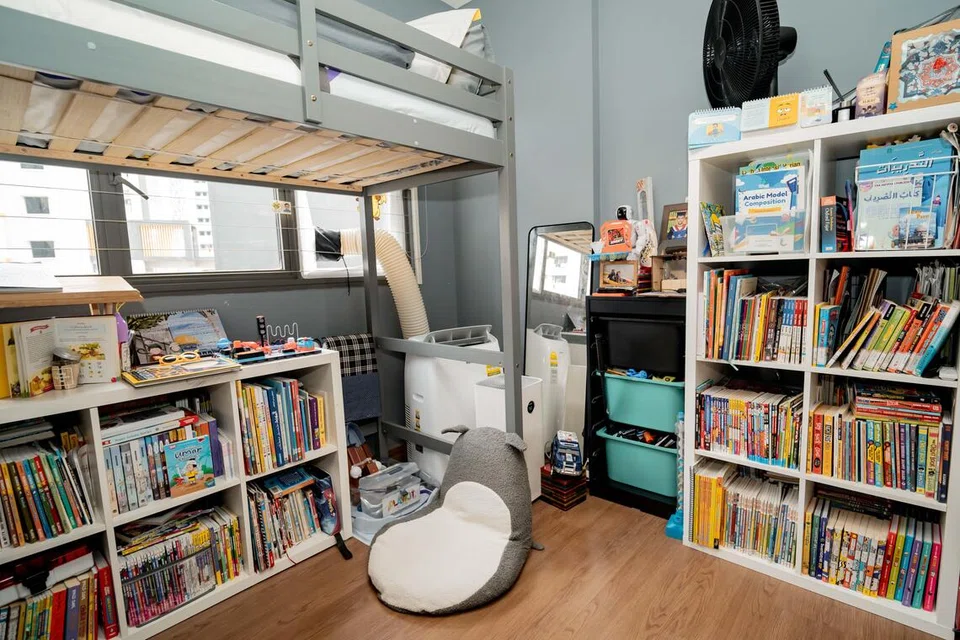 Di flat empat bilik Cik Sheril di Yishun, bilik tidur anak-anaknya turut dijadikan perpustakaan kecil yang menempatkan ratusan buku cerita kanak-kanak dalam bahasa Inggeris, Melayu dan Arab.
