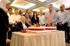 SAMBUT ULANG TAHUN: Anggota parlimen meraikan ulang tahun ke-90 Perdana Menteri Pengasas Singapura, Encik Lee Kuan Yew pada 16 September 2013. Menteri Tenaga Manusia, Dr Tan See Leng berkata pelbagai idea telah dikongsi masyarakat untuk menyambut ulang tahun ke-100 Encik Lee. - Foto fail