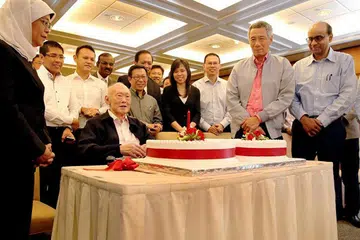 SAMBUT ULANG TAHUN: Anggota parlimen meraikan ulang tahun ke-90 Perdana Menteri Pengasas Singapura, Encik Lee Kuan Yew pada 16 September 2013. Menteri Tenaga Manusia, Dr Tan See Leng berkata pelbagai idea telah dikongsi masyarakat untuk menyambut ulang tahun ke-100 Encik Lee. - Foto fail