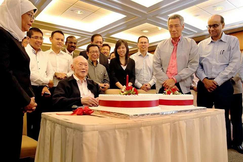 SAMBUT ULANG TAHUN: Anggota parlimen meraikan ulang tahun ke-90 Perdana Menteri Pengasas Singapura, Encik Lee Kuan Yew pada 16 September 2013. Menteri Tenaga Manusia, Dr Tan See Leng berkata pelbagai idea telah dikongsi masyarakat untuk menyambut ulang tahun ke-100 Encik Lee. - Foto fail