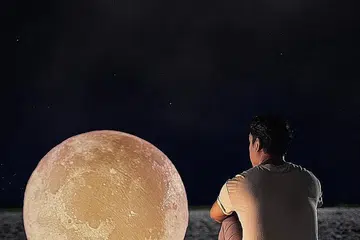 DUA KISAH MENJADI SATU: Rindu Di Bulan menyajikan dengan kreatif unsur mitos Cina mengenai Dewi Bulan Chang'e dan arnab bersama kisah Mak dan anak angkatnya, Azim, yang dilanda dilema mengenai hubungan mereka yang bukan mahram. - Foto-foto BACK ALLEY MEDIA