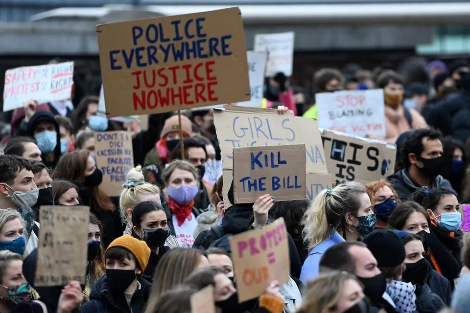 CULIK DAN BUNUH: Orang ramai berhimpun di luar Scotland Yard pada 14 Mac lalu bagi membantah tindakan ganas polis akibat kematian Sarah Everard. Seorang konstabel polis dihadapkan ke mahkamah dan dituduh menculik dan membunuh Cik Everard, 33 tahun, seorang eksekutif pemasaran, yang kali terakhir dilihat hidup pada 3 Mac lalu semasa berjalan pulang dari flat kawannya di selatan London. - Foto EPA-EFE