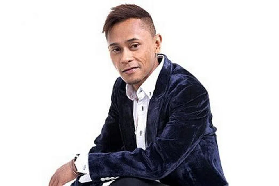 UNTUKMU IBU: Iskandar Ismail atau Eiss (gambar atas) akan menyanyikan lagu tradisional, manakala bapa dan adiknya, R. Ismail dan Elfee, akan menyanyikan lagu rok dalam konsert istimewa 'Hari Ibu: Khas Untukmu Ibu'. - Foto MEDIACORP SURIA DAN TUKIMAN WARJI