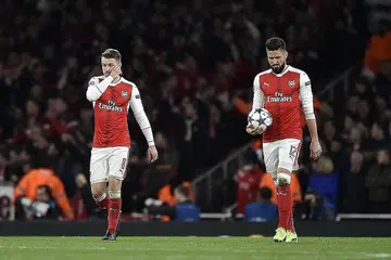 PERLU BANGKIT: Aaron Ramsey (kiri) dan Olivier Giroud kelihatan begitu kecewa sekali tetapi kededua pemain itu serta rakan sepasukan lain Arsenal perlu segera bangkit jika tidak mahu terlepas beraksi di Eropah musim depan. - Foto REUTERS