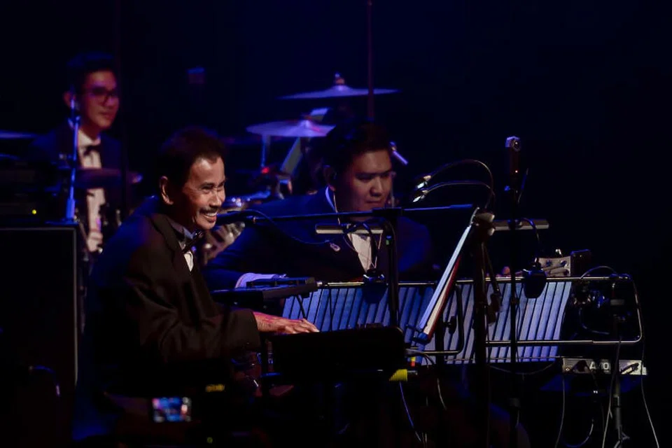 Permata seni Singapura, Datuk S. Atan, mengiringi persembahan Konsert Seniman Berjasa bersama orkestra daripada Akademi Seni Budaya dan Warisan Kebangsaan (Aswara).