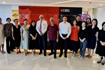 Sebagai permulaan, DBS akan bekerjasama dengan Kementerian Pembangunan Sosial dan Keluarga untuk menyokong keluarga berpendapatan rendah. Encik Masagos (lapan dari kiri) berkata MSF berterima kasih atas komitmen DBS untuk memberi kesan kepada masyarakat.
