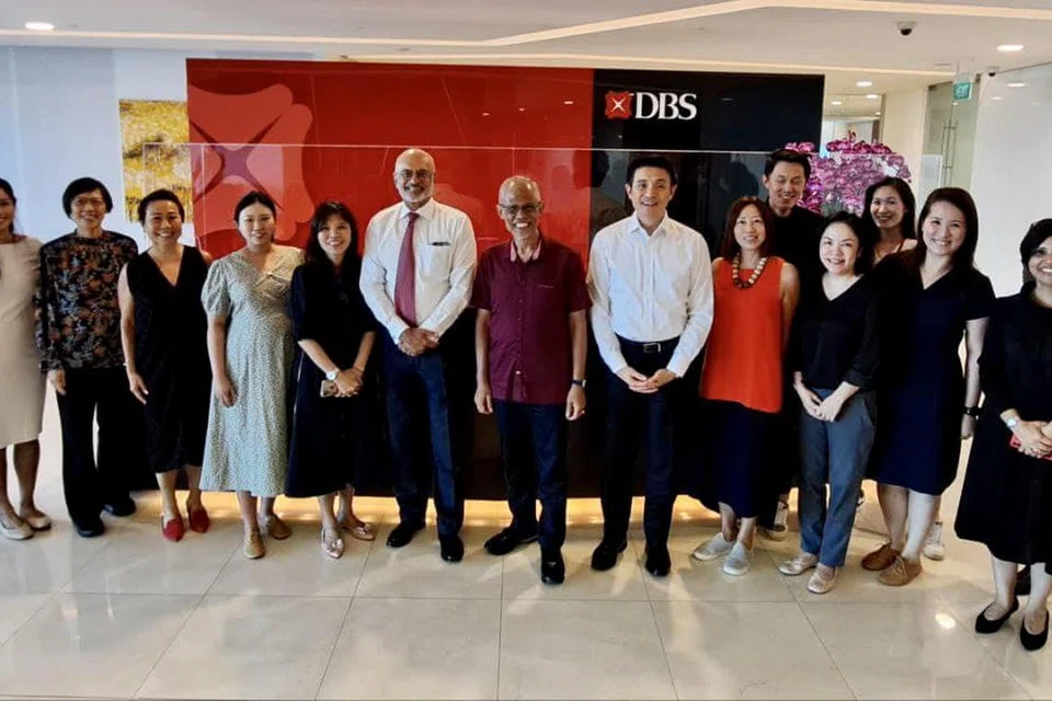 Sebagai permulaan, DBS akan bekerjasama dengan Kementerian Pembangunan Sosial dan Keluarga untuk menyokong keluarga berpendapatan rendah. Encik Masagos (lapan dari kiri) berkata MSF berterima kasih atas komitmen DBS untuk memberi kesan kepada masyarakat.