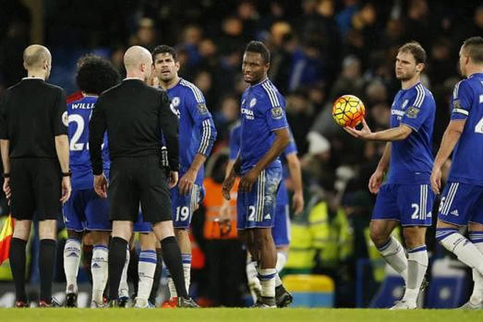 MASIH BERHARAP: Guus Hiddink masih menaruh harapan dapat memimpin Chelsea (atas) ke tangga keempat liga demi melayakkan diri ke Liga Juara-Juara.- Foto-foto AFP, REUTERS