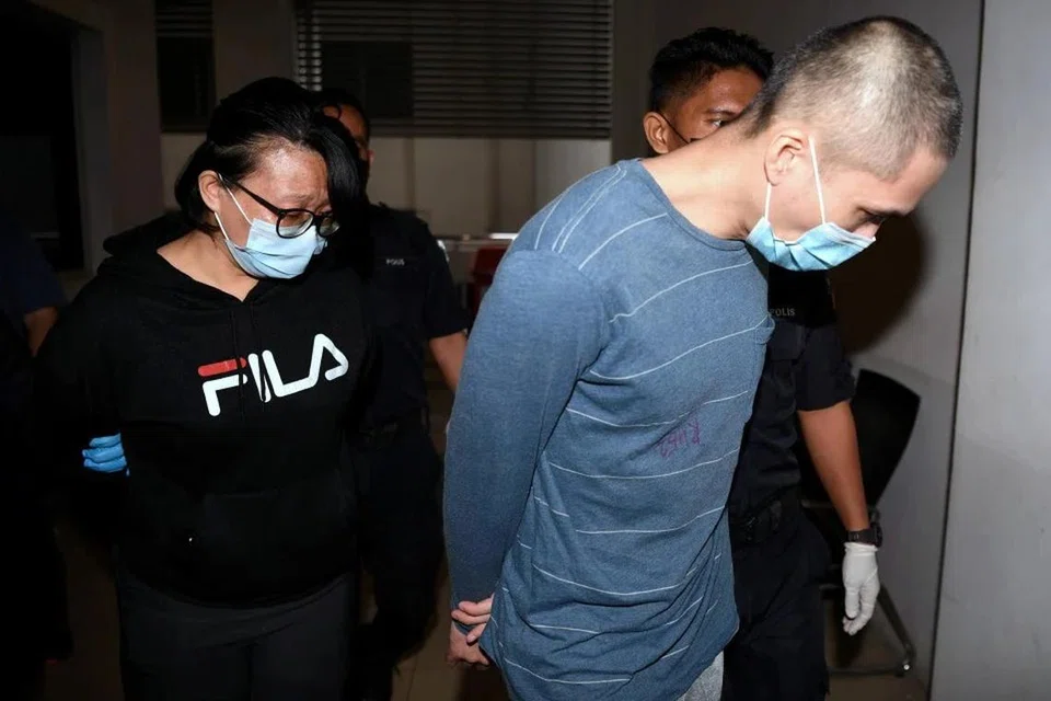 Aaron Teoh Eng Wan (kanan) dan isterinya, En Sit Mooi, terlepas daripada tali gantung selepas Mahkamah Rayuan menggantikan tuduhan gantung kepada hukuman penjara 30 tahun.