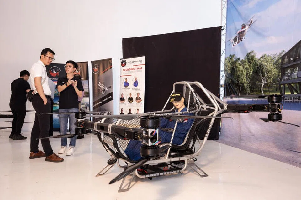 Crimson S8 direka dan dibangunkan sepenuhnya di Singapura berdasarkan peruntukan dalam Pentadbiran Penerbangan Persekutuan Amerika Syarikat (FAA) yang tidak memerlukan lesen juruterbang.