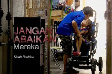 PAPAR PAHIT GETIR KEHIDUPAN KELUARGA PENERIMA ZAKAT: Dokumentari Jangan Abaikan Mereka akan disiarkan di saluran Suria pada setiap Jumaat bermula 10 Mei, 9 malam. Siaran ulangannya pada Sabtu, bermula 11 Mei, 11 malam. Siri serupa dalam bahasa Inggeris, Living With Less, pula akan disiarkan di saluran CNA pada setiap Rabu bermula 8 Mei, 7.02 malam. Siaran ulangannya pada Jumaat, bermula 10 Mei, pada 4 petang dan Ahad, 12 tengah hari. - Foto MUIS