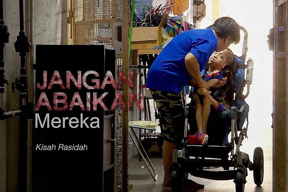 PAPAR PAHIT GETIR KEHIDUPAN KELUARGA PENERIMA ZAKAT: Dokumentari Jangan Abaikan Mereka akan disiarkan di saluran Suria pada setiap Jumaat bermula 10 Mei, 9 malam. Siaran ulangannya pada Sabtu, bermula 11 Mei, 11 malam. Siri serupa dalam bahasa Inggeris, Living With Less, pula akan disiarkan di saluran CNA pada setiap Rabu bermula 8 Mei, 7.02 malam. Siaran ulangannya pada Jumaat, bermula 10 Mei, pada 4 petang dan Ahad, 12 tengah hari. - Foto MUIS