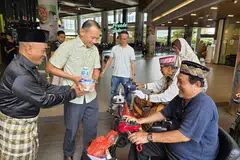 Mayor Majlis Pembangunan Masyarakat (CDC) South East, Encik Fahmi Aliman (dua dari kiri) dan pengerusi Jawatankuasa Eksekutif Kegiatan Melayu (MAEC) Geylang Serai, Encik Mohamed Zailani Mohamed Said (kiri) berinteraksi dengan pengunjung yang ke Wisma Geylang Serai.