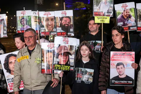 Anggota keluarga, Liri Albag, seorang tebusan Israel yang ditahan oleh Hamas dan dibawa ke Jaluran Gaza semasa serangan 7 Oktober 2023, mengadakan demonstrasi di Tel Aviv pada 4 Januari. Mereka menyeru tindakan segera bagi membebaskan tebusan Israel di tengah-tengah perang berterusan di wilayah Palestin antara Israel dengan Hamas.
