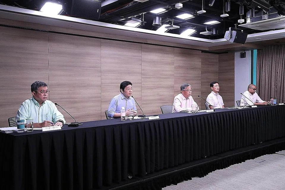 TANGANI VARIAN BARU: (Dari kiri) Pengarah khidmat perubatan Singapura, Profesor Madya Kenneth Mak, Pengerusi bersama Pasukan Bertindak Berbilang Kementerian (MTF) bagi Covid-19 - Menteri Kewangan, Encik Lawrence Wong, Menteri Perdagangan dan Perusahaan, Encik Gan Kim Yong dan Menteri Kesihatan, Encik Ong Ye Kung. Kanan sekali Menteri Negara Kanan (Kesihatan), Dr Janil Puthucheary. - Foto MCI