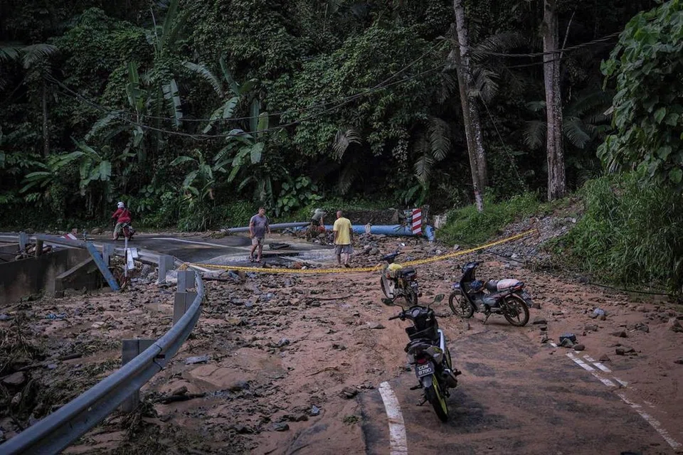 KESAN BANJIR: Banjir kilat yang melanda kawasan Bukit Tinggi, Bentong, Pahang, pada Sabtu malam, menyebabkan jalan utama rosak dan terpaksa ditutup akibat tanah runtuh.