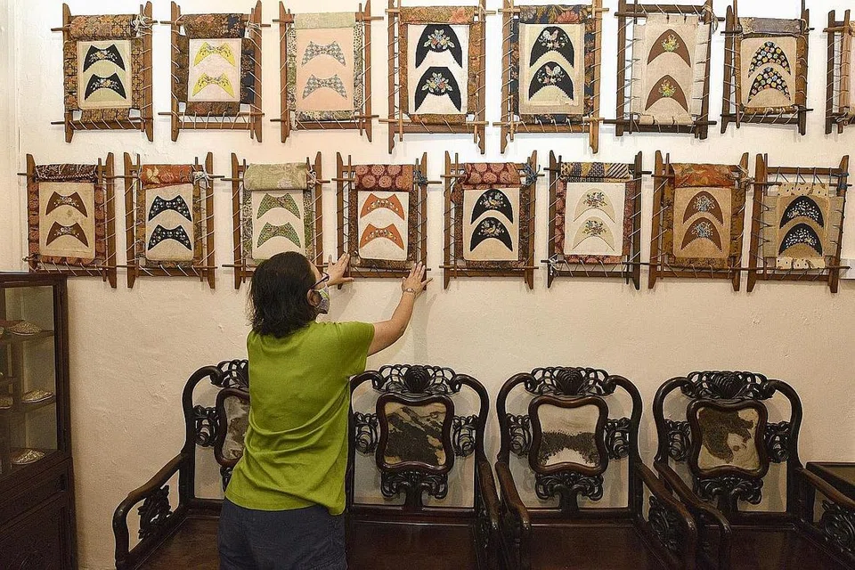  KRAF TANGAN: Sulaman manik Nyonya yang dipamerkan ini khususnya dikaitkan dengan masyarakat Peranakan. Manik potong Peranakan gelas kecil dijahit pada kain berlekuk dan diregangkan pada bingkai kayu. - Foto BH oleh DESMOND WEE 