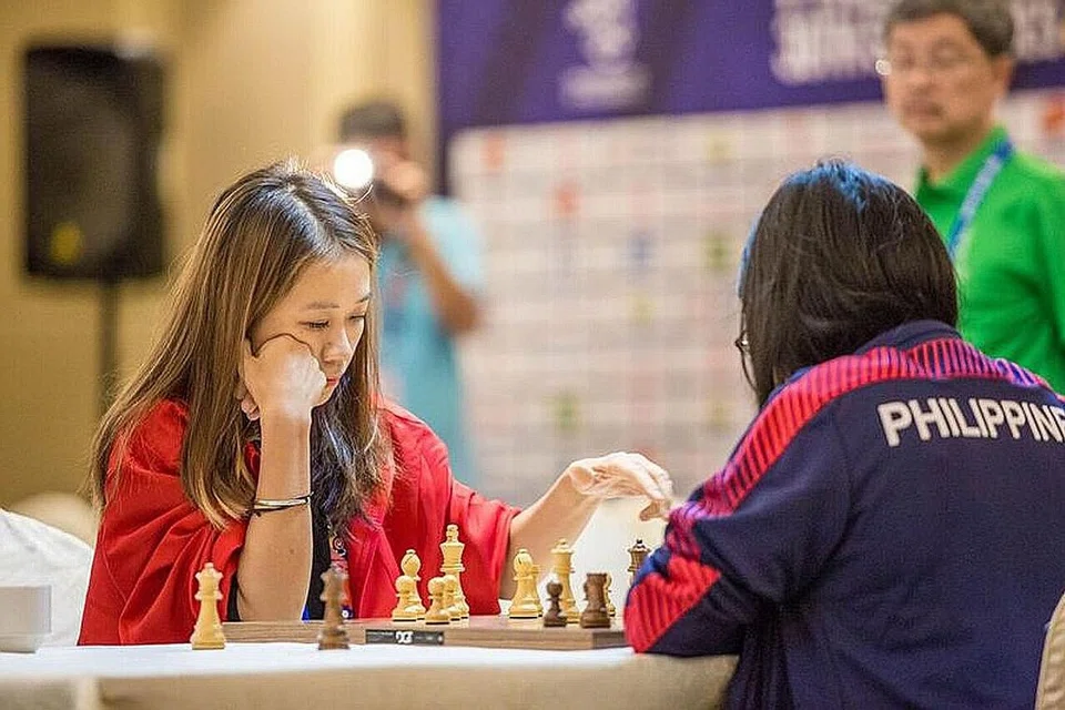 HARUMKAN NAMA NEGARA: Pemain catur Gong Qianyun (atas) dan pemain boling New Hui Fen menambah 'lombong' emas Singapura di hari ketiga persaingan Sukan SEA di Filipina. - Foto SPORT SINGAPORE