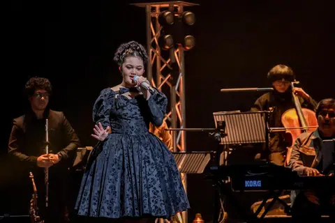 IKUT JEJAK BONDA: Amora Lemos yang kini artis rakaman Sony Music Indonesia membuat penampilan sulung di pentas gah The Star Theatre.