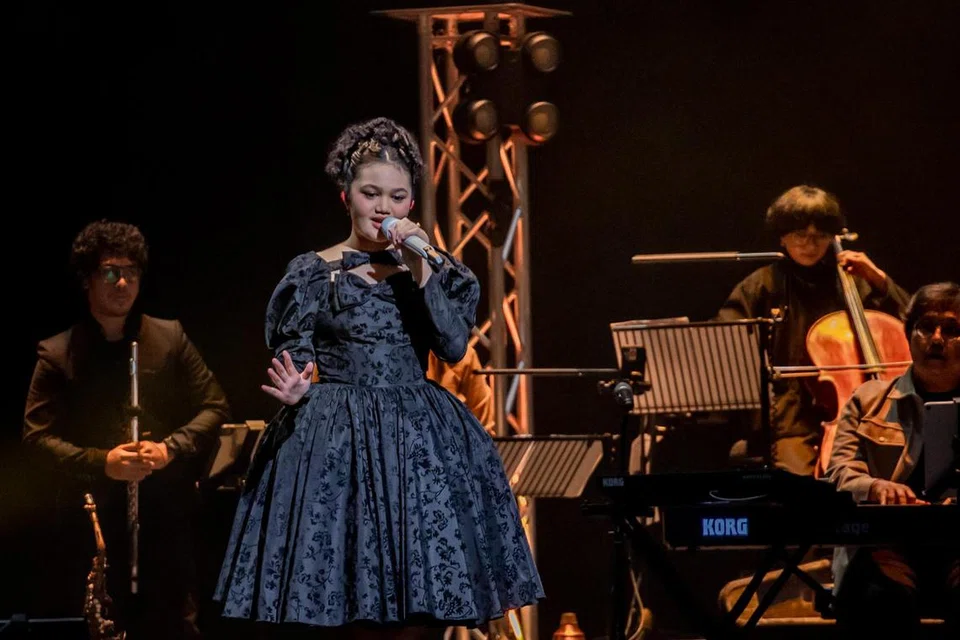 IKUT JEJAK BONDA: Amora Lemos yang kini artis rakaman Sony Music Indonesia membuat penampilan sulung di pentas gah The Star Theatre.