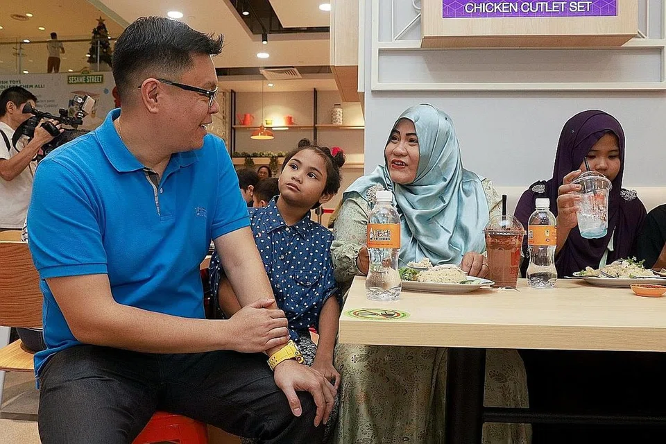 TERIMA KASIH ENCIK TAN: Itulah yang dikatakan Cik Farida Widiastuti (kanan) kepada Encik Tan Kim Leng (kiri) sambil diperhatikan anak Cik Farida, Nur Amira Abdullah (tengah). - Foto BH oleh MARCELLIN LOPEZ