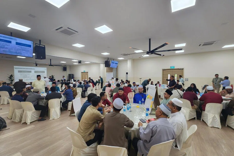 Dewan serba guna baru Masjid Al-Amin digunakan bagi tempat perbincangan dengan asatizah dan pegawai masjid-masjid Singapura. 