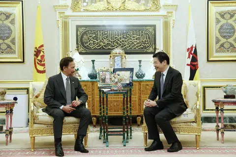 PM Lawrence Wong akan membuat lawatan pertamanya ke Brunei dan Malaysia sebagai Perdana Menteri pada 11 dan 12 Jun. Gambar menunjukkan pertemuan Encik Wong, semasa menyandang jawatan Timbalan Perdana Menteri (DPM),  dengan Sultan Brunei, Sultan Hassanal Bolkiah pada Januari 2023. 