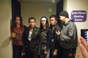 SATU PERJALANAN PANJANG: Nasir (paling kiri) bergambar bersama-sama anggota Search yang lain; Amy, Kid, Nordin dan Yazit. - Foto FACEBOOK.