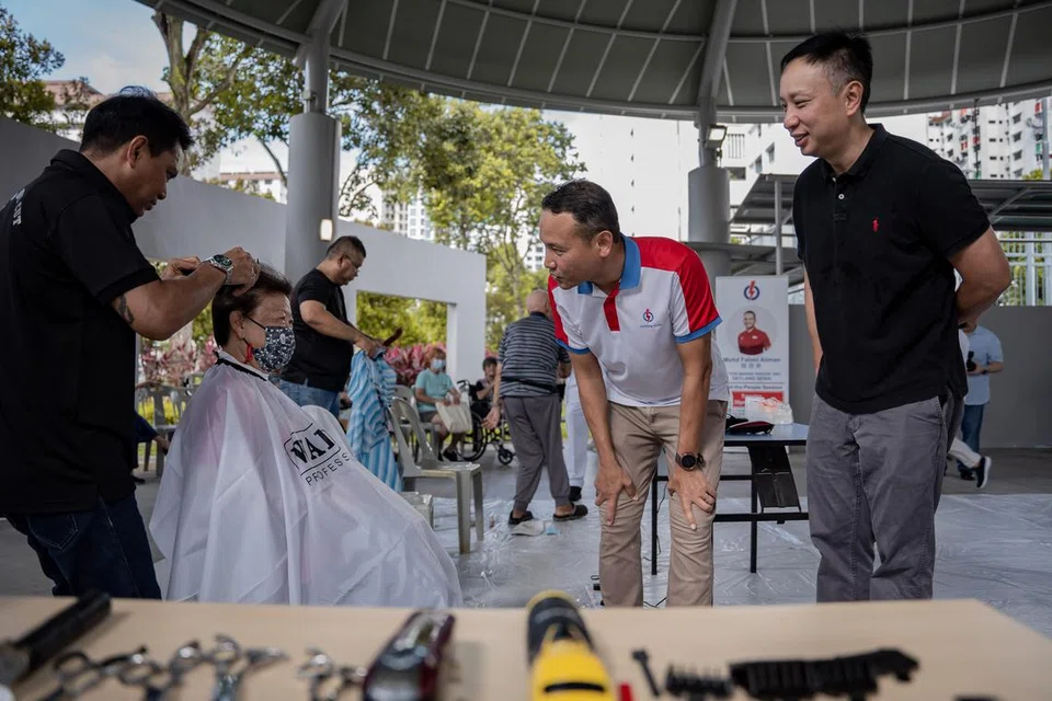 SESI GUNTING RAMBUT: Warga emas di Pusat Penuaan Aktif (AAC) Tembusu di Eunos Crescent menerima sesi gunting rambut percuma oleh rakan pendamping Persatuan Anti-Narkotik Singapura (Sana) pada 6 Januari di Eunos Crescent. Turut hadir ialah Mayor Majlis Pembangunan Masyarakat (CDC) South East, Encik Mohd Fahmi Aliman (dua dari kanan). Bersama dalam gambar (dari kiri) ialah rakan pendamping Sana, Encik Upu Badarrudin Shah Jaldairie, Cik Chan dan Pengarah Eksekutif Sana, Encik Kok Weng Chew.