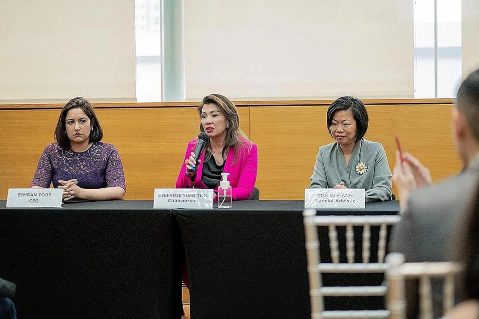 PUSAT SOKONGAN TALIAN PERTAMA: (Dari Kiri) Cik Simran Toor, Cik Stefanie Yuen Thio dan Cik Sim Ann semasa pelancaran SheCares@SCWO. - Foto BH oleh NUR DIYANA TAHA