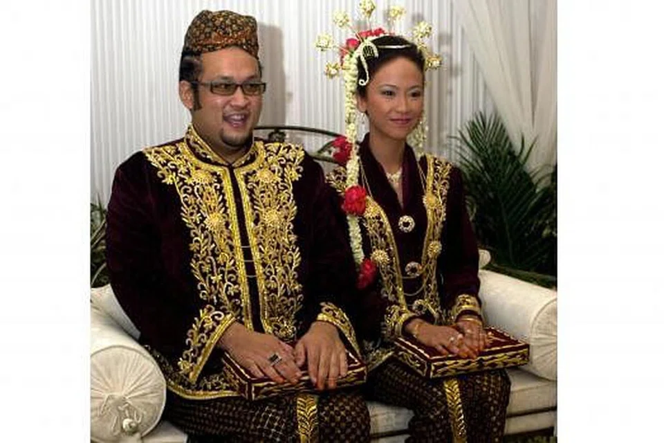 CINTA SEJATI: Sheikh Haikel pernah bergurau dengan menyatakan memang tertulis dalam kontrak bahawa seorang rapper akan mendapat isteri jelita, sebagai merujuk kepada isterinya, Anna Belle Francis, yang masih kelihatan anggun pada usia 37 tahun. Selepas 15 tahun berkahwin, pasangan ini dikurniakan tiga cahaya mata. - Foto TNP 