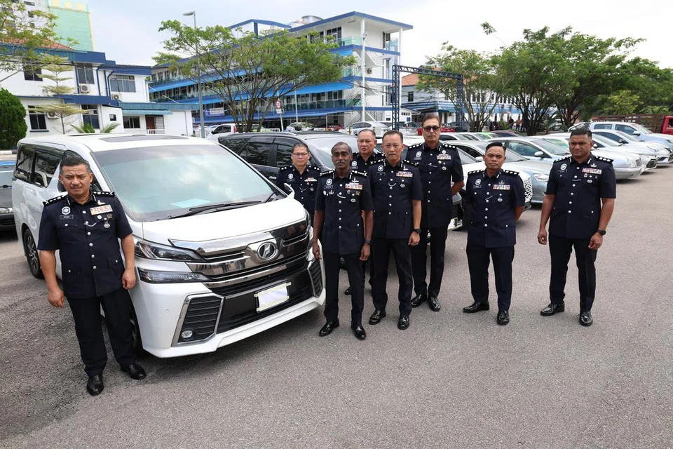 Ketua Polis Johor, Pesuruhjaya M Kumar (tiga dari kiri), menunjukkan antara kenderaan yang dirampas susulan tiga sindiket curi kenderaan mewah berjaya ditumpaskan selepas lapan individu ditahan menerusi Ops Lejang yang dijalankan Polis Johor bermula 21 Jun.