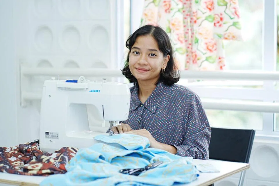 Setiap Hari Raya Aidilfitri, Cik Nur Aida Sa’ad, akan menjahit baju Raya khas untuk keluarganya, menggunakan corak berwarna-warni berilhamkan makanan dan motif Melayu. 