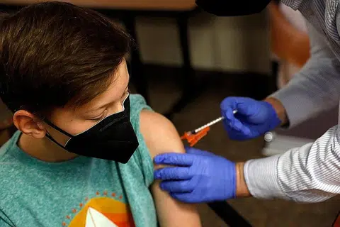 MANFAAT ATASI RISIKO: Kanak-kanak Aiden Arthurs menerima vaksin Covid-19 Pfizer-BioNTech Mei lalu di Bloomfield Hills, Michigan. Panel perubatan pemerintah Amerika menyimpulkan manfaat yang diketahui mengatasi risiko yang diketahui jika kanak-kanak mengambil vaksin itu. - Foto fail AFP