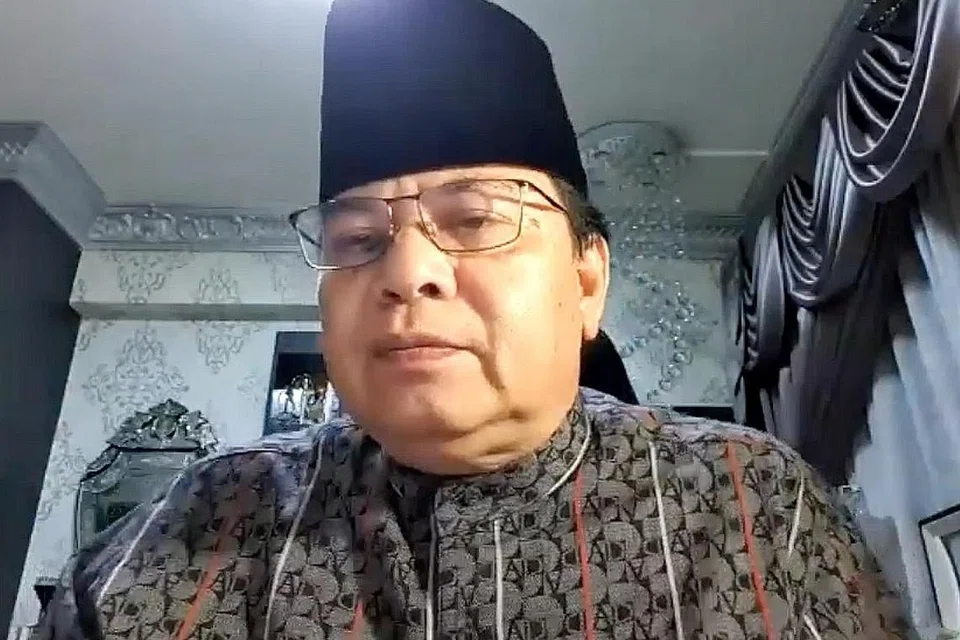 Drs Ahmad Dahri, 61 tahun, seorang penceramah bebas berkelulusan dalam bidang Syariah daripada Universiti Islam Sumatera Utara, Indonesia dan melanjutkan pengajian di Darul Ulum Makkah di Arab Saudi dalam bidang bahasa Arab. Beliau juga memiliki ijazah daripada Universiti Al-Qarawiyyin di Fez, Maghribi, dalam bidang Syariah. Beliau mendalami ilmunya dengan mengikuti kursus ijazah Sarjana Universitas Al-Washliyah (Univa) Sumatera Utara, Indonesia.