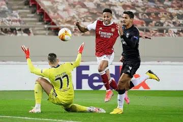 PENYELAMAT: Penyerang Arsenal Pierre-Emerick Aubameyang (tengah) menjaringkan dua gol dalam kemenangan ke atas Benfica pada aksi Liga Europa di Stadium Karaiskaki, Athens. - Foto REUTERS