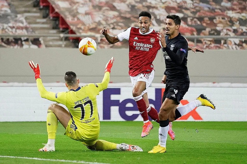 PENYELAMAT: Penyerang Arsenal Pierre-Emerick Aubameyang (tengah) menjaringkan dua gol dalam kemenangan ke atas Benfica pada aksi Liga Europa di Stadium Karaiskaki, Athens. - Foto REUTERS