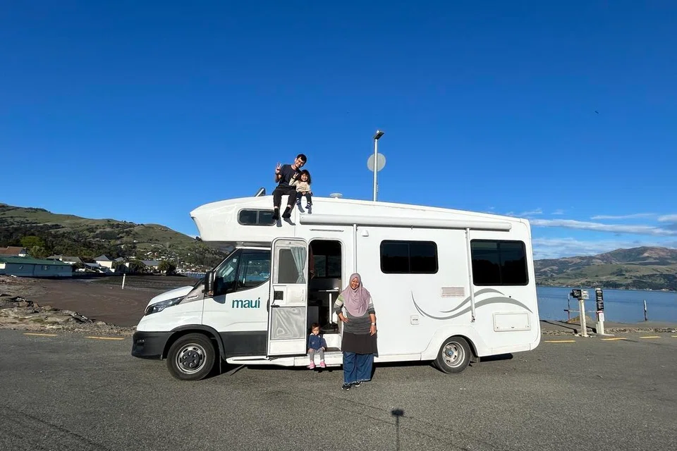 Cik Shamsydar Ani bersama keluarga di New Zealand menyewa kenderaan rekreasi (RV) untuk percutiannya. 