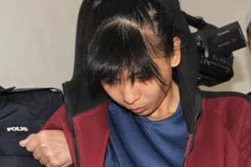 DIKENAKAN TUDUHAN: Sam Ke Ting dihadapkan ke Mahkamah Majistret Trafik di Johor Bahru semalam atas tuduhan menyebabkan kematian lapan remaja berbasikal pada 18 Februari lalu di Jalan Lingkaran Dalam. - Foto NSTP