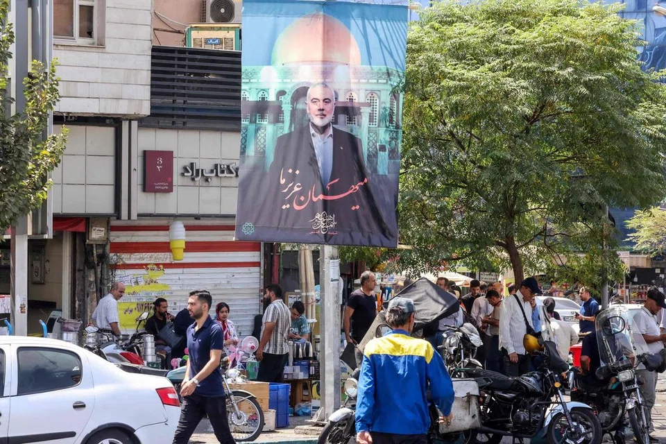 Sepanduk yang memaparkan gambar pemimpin kanan Hamas, Encik Ismail Haniyeh, yang terbunuh dalam serangan di Teheran pada 31 Julai, dipasang di ibu kota Iran.