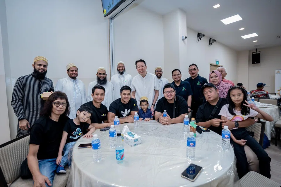 Anggota Parlimen (AP) Radin Mas, Encik Melvin Yong (tengah) bersama sukarelawan daripada kumpulan Volunteers on Wheel (VoW) yang membantu dalam pengagihan daging korban di Masjid Al-Amin 29 Jun. 