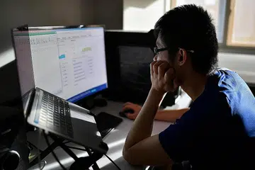 GARA-GARA PANDEMIK: Covid-19 telah menjadi pemangkin transformasi amalan di tempat kerja, dengan tiga daripada empat kakitangan bekerja dalam syarikat yang menyediakan aturan kerja dari rumah pada 2020. - Foto fail