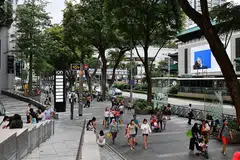 DEMI KEBAIKAN ORANG RAMAI: Langkah tidak meluluskan permohonan sudut merokok dan menjadikan Orchard Road (gambar) bebas rokok adalah demi kemaslahatan pengunjung. - Foto fail
