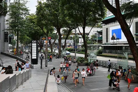 DEMI KEBAIKAN ORANG RAMAI: Langkah tidak meluluskan permohonan sudut merokok dan menjadikan Orchard Road (gambar) bebas rokok adalah demi kemaslahatan pengunjung. - Foto fail