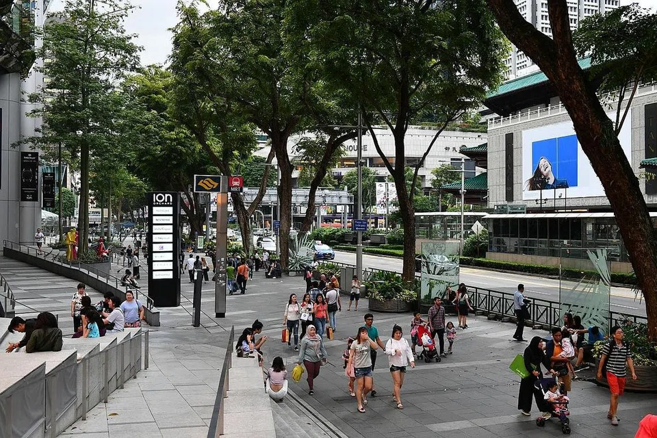 DEMI KEBAIKAN ORANG RAMAI: Langkah tidak meluluskan permohonan sudut merokok dan menjadikan Orchard Road (gambar) bebas rokok adalah demi kemaslahatan pengunjung. - Foto fail