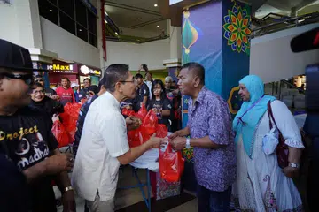 Menteri di Pejabat Perdana Menteri merangkap Menteri Kedua (Pendidikan dan Ehwal Luar), Dr Mohamad Maliki Osman, ikut serta pada 17 Mac untuk mengagihkan bubur dan nasi beriani di Joo Chiat Complex.
