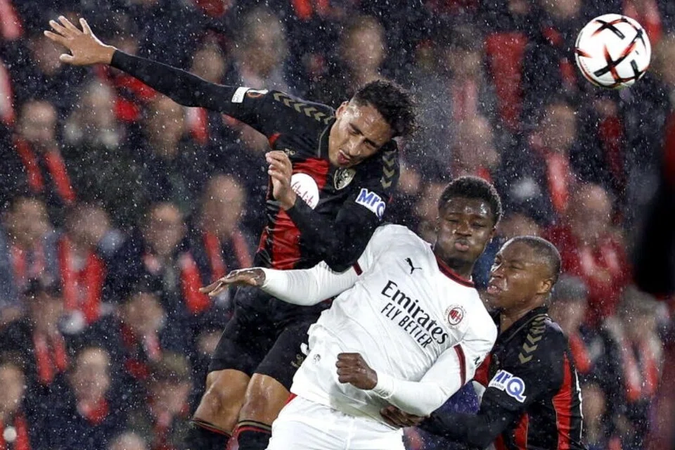 Bafode Diakite (kanan) dan James Hill (kiri) dari Bournemouth beraksi menentang Alphadjo Cisse (tengah) dari AC Milan dalam perlawanan fasa liga Liga Europa Kesatuan Persatuan Bola Sepak Eropah (Uefa) antara AFC Bournemouth dengan AC Milan di Bournemouth, Britain, pada 22 Oktober 2026.