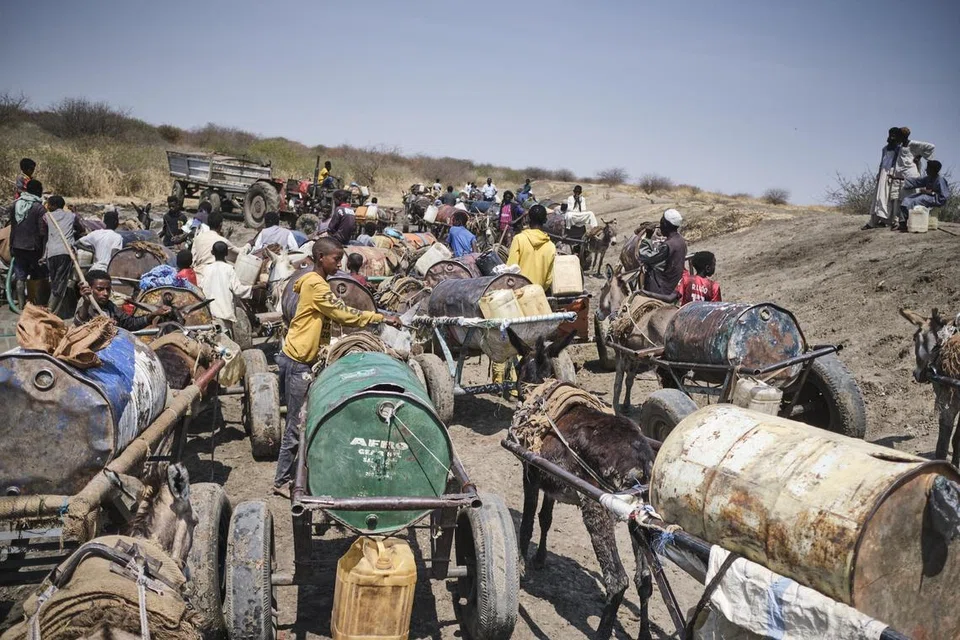 Pelarian Sudan menunggu giliran untuk mendapatkan air minuman dari sebuah kolam berlumpur di Gerbana, sebuah kampung yang terletak 22 kilometer dari sempadan Sudan di Selatan Sudan, pada 13 Februari. Kekurangan air bersih dan penyakit akibat pencemaran air menjadi masalah utama bagi masyarakat ini. 