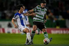 PEMAIN 'IDEAL': Fernandes (kanan) berminat untuk berpindah tetapi tiada persetujuan antara Manchester United dengan Sporting Lisbon mengenai bayarannya. - Foto AFP