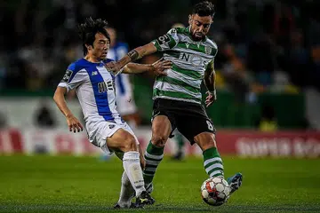 PEMAIN 'IDEAL': Fernandes (kanan) berminat untuk berpindah tetapi tiada persetujuan antara Manchester United dengan Sporting Lisbon mengenai bayarannya. - Foto AFP